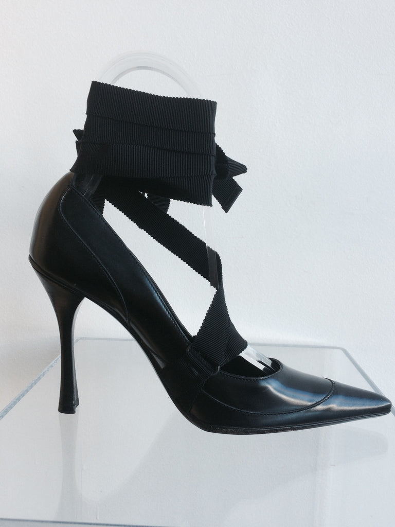 Gucci Black Pumps with Ribbon detail