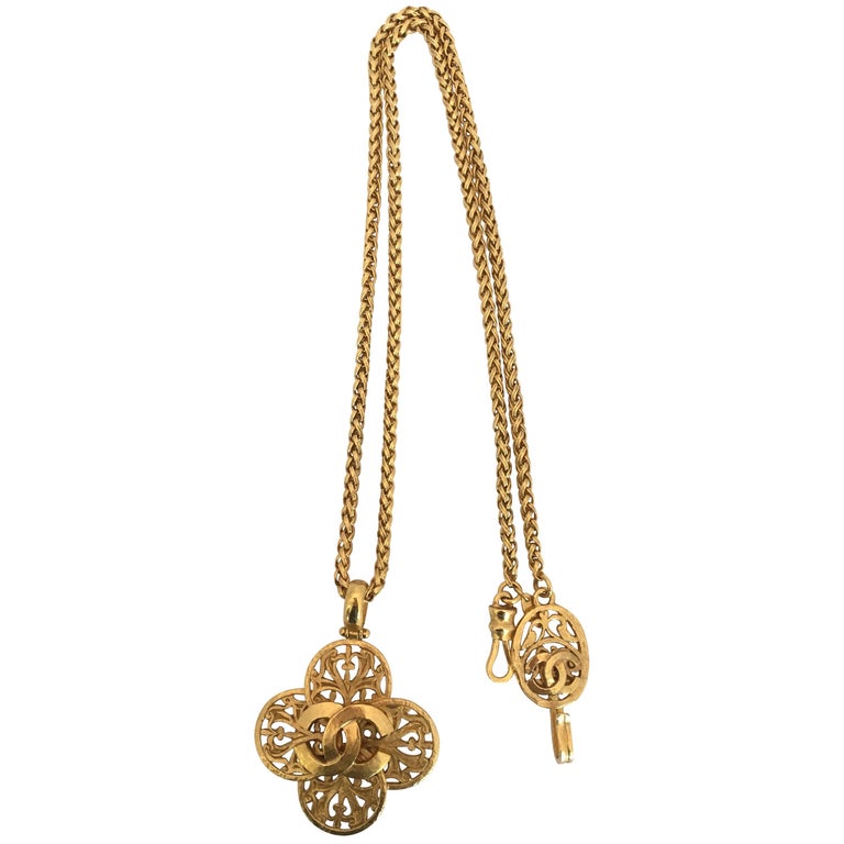 CHIC! AUTHENTIC CHANEL VINTAGE GOLD TONE LOGO CC DAISY NECKLACE | Fortrove