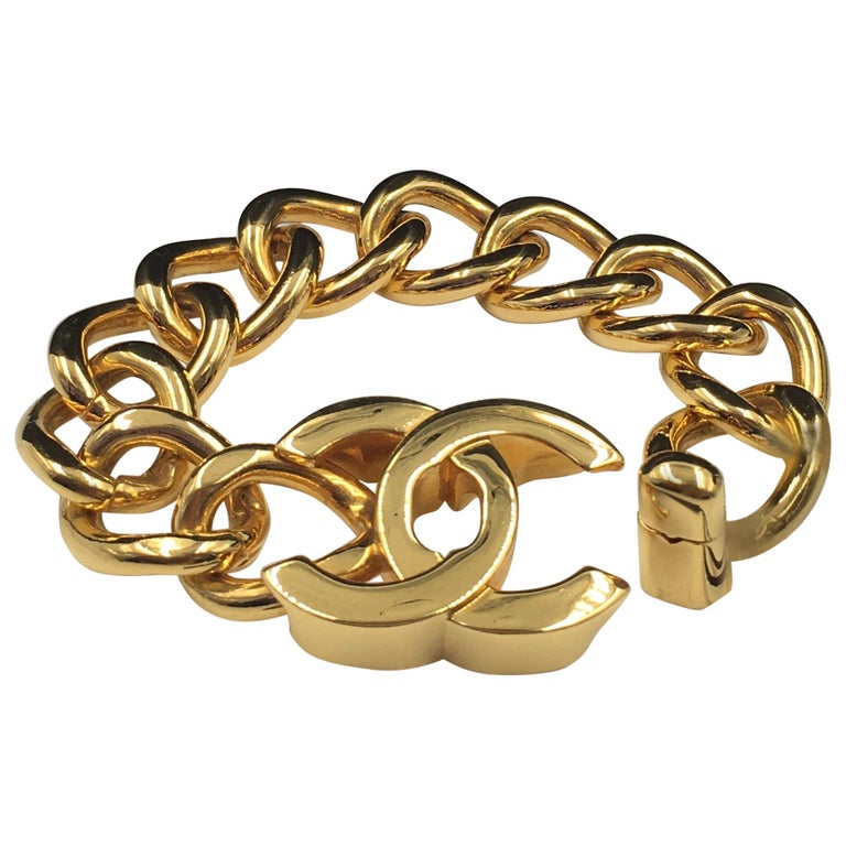 Chanel Gold woven chain link and logo bracelet ref.986395 - Joli