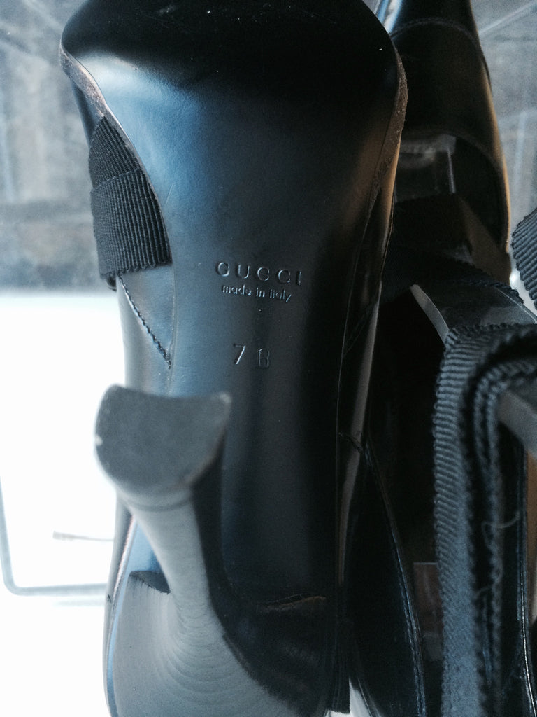 Gucci Black Pumps with Ribbon detail