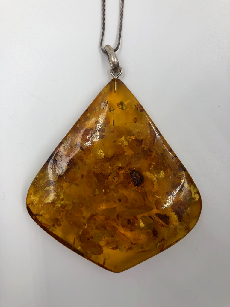 Amber : Meaning, Properties, and Benefits You Should Know